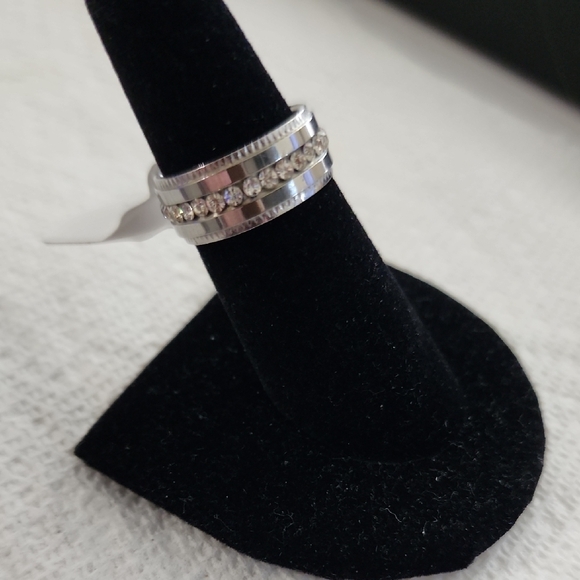 Elegant Silver Band Ring - Picture 1 of 2